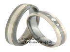 Exclusieve trouwringen van witgoud en palladium. Voor hem twee banen met palladium en een baan van witgoud. Voor haar vice versa en bezet met 3 fonkelende, briljant geslepen diamanten. 3423-3424