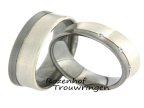 Een sophisticated couple van witgoud en palladium. Chique trouwringen, bestaande uit een brede baan van witgoud en een smallere baan van palladium. In de dames trouwring zijn briljant geslepen diamanten gezet. 3425-3426