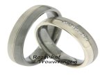 Magische trouwringen van witgoud en palladium. De ring is verdeeld in twee banen. In de dames trouwring zijn 7 briljant geslepen diamanten gezet. 3427-3428