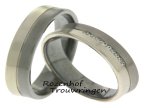 Mysterieuze trouwringen van witgoud en palladium. De ring is verdeeld in een baan witgoud en een baan van palladium. In de dames trouwring zijn 10 briljant geslepen diamanten gezet. 3429-34230