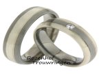 Mooie trouwringen van witgoud en palladium. De ring bestaat uit twee buitenbanen van palladium en een binnenbaan van witgoud. In de dames trouwring prijkt een briljant geslepen diamant. 3433-3434