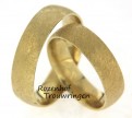 Deze zeer neutrale trouwringen zijn uitgewerkt in geelgoud met een geheel matte finish. Dus bent u opzoek naar een neutraal trouwringenpaar die niet over diamanten beschikt? Dan is dit wellicht een mooie trouwring voor jullie.