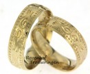 Deze trouwringen zijn vervaardigd uit geelgoud en hebben iets bijzonders! Het lijkt namelijk wel alsof deze ringen er voor de kunst zijn, maar dat is niet zo. Jullie kunnen deze ringen uitzoeken bij Rozenhof Trouwringen. want kijk is naar die mooie sierlijke vormen in de ring, prachtig!