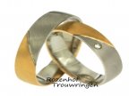 <p>Prachtige trouwringen uitgevoerd in wit- en roodgoud. Beide ringen zijn 5 mm breed. De diagonale lijn deelt de ringen in twee kleuren. De damesring bezet één fonkelende, briljant geslepen diamant van 0,01 ct. De ringen is leverbaar in 9, 14 en 18 karaat.</p> 3797-3780-7