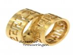 <p>Deze bijzondere trouwringen zijn uitgevoerd in geelgoud. De ringen zijn maar liefst 10 mm breed. Verder hebben beide ringen een uniek en opvallend motief. Deze trouwringen zijn leverbaar in 9, 14 en 18 karaat en klaar om gedragen te worden door een liefdevol koppel!</p> 3977-3978-7