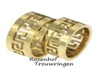<p>Prachtige, glanzende trouwringen. De ringen zijn uitgevoerd in geelgoud en hebben een breedte van maar liefst 11,0 mm breed. Wat de ringen zo speciaal maakt, is het motief. Het motief bestaat uit een fantasie vorm die gedurende de hele ring wordt herhaald. Deze mooie trouwringen zijn leverbaar in 9, 14 en 18 karaat goud.</p> 3991-3992-7