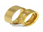 <p>Deze trouwringen zijn uitgevoerd in geelgoud en hebben een breedte van 9 mm. De damesring is bezet met drie diamanten die overigens briljant geslepen zijn. Door de matte touch stralen de ringen rust uit. Deze ringen zijn leverbaar in 9, 14 en 18 karaat goud.</p> 3993-3994-5