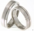 Moderne witgouden trouwringen met sierlijke groef. De dames trouwring is bezet met 3 briljant geslepen diamanten van 0,07 ct.