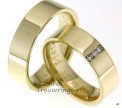 <p>Strakke, glanzende, geelgouden trouwringen. De dames trouwring is bezet met 3 briljant geslepen diamanten van in totaal 0,09 ct.</p> 4219-4220-6