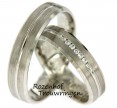 Deze mooie witgouden trouwringen zijn afgewerkt in zowel glanzende als matte vorm. In het galnzende deel bevindt zich bij de bruid een super mooie lijn gevuld met wel 7 diamanten! Deze diamanten zijn briljant geslepen en hebben samen een waarde van 0.07 karaat.
