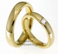 Bolle, glanzend geelgouden trouwringen van 4 mm. breed. In de dames trouwring is een briljant geslepen diamant gezet van 0,22 ct.