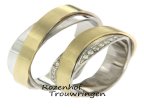 Nieuw, deze trouwringenset komt uit de TWIST colledtie van 2018!Exclusieve trouwringen met een bijzondere draai. De ringen zijn 6 mm breed en zijn vervaardigd uit witgoud en geelgoud. Door de banden over elkaar te laten vallen, krijgen de ringen een aparte uitstraling. In de dames trouwring zijn in de witgouden band 7 briljant geslepen diamanten gezet van 0,07 ct. Deze trouwringen zijn leverbaar in 9, 14 en 18 karaat goud.