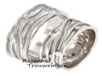 Deze trouwringen zijn uitgevoerd in witgoud en hebben een breedte van 10 mm. De ringen zijn gemaakt in een ambachtelijke stijl. De damesring is rondom belegd met 18 briljant geslepen diamanten van 0,525 ct. Deze ringen zijn leverbaar in geelgoud, ook zijn deze ringen leverbaar in palladium of platina. 4557-4558-10