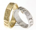 Naamringen van geelgoud of witgoud met daarin, in fraai lettertype, de naam van uw geliefde en maatje voor het leven. Als vrouwelijke touch is in de dames trouwring, een briljant geslepen diamant gezet.