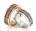 <p>Naamringen van rood- of witgoud. In deze ringen staat de trouwdatum, maar u kunt ook de naam van uw partner erin laten zetten. De trouwdatum is op een matte, verdiepte ondergrond gezet, waardoor de glanzende tekst nog beter uitkomt.</p> 4573-4574-1