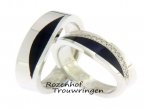 Een trouwringenpaar vol met bijzondere elementen. De trouwringen zijn erg strak van vorm en beschikken over een gedeelte dat bestaat uit blauw keramiek. In de trouwring voor haar schitteren nog vele diamanten!