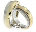 Opzoek naar iets speciaals dat is vervaardidg uit wit- en geelgoud en bijzondere vormen heeft? Wellicht is dit trouwrigensetje dan iets voor julie! Met diamanten voor de bruid, natuurlijk.
