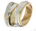 Nieuw, deze unieke trouwringen komen uit de TWIST collectie van 2018! Gecompliceerde, tweekleurige trouwringen met schitterende diamanten. De trouwringen bestaan uit drie over elkaar gezette ringen van glanzend geel- en witgoud. In de dames trouwring zijn op de bovenste ring wel 38 briljant geslepen diamanten gezet!