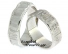 Ambachtelijke, witgouden trouwringen. Het oppervlakte van de ring is als de rimpeling van zand bij eb. In de dames trouwring zijn 3 briljant geslepen diamanten gezet. 4595-4596
