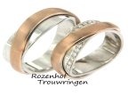 Nieuw, deze trouwringenset komt uit de TWIST collectie van 2018! Deze exclusieve trouwringen zijn uitgevoerd in wit- en roodgoud. De ring bestaat uit twee lagen die over elkaar heen lopen. De ringen zijn 6 mm breed. De damesring is bezet met twee velden vol schitterende diamanten met per veld 7 briljant geslepen diamanten van 0.07 ct. Ook is het mogelijk op 4 velden met diamanten te bezetten of 1 veld. Deze ringen kunt u personaliseren door middel van een vingerafdruk van u geliefde. Deze ringen zijn ook leverbaar in wit- en geelgoud.De ringen zijn verkrijgbaar in 9, 14 en 18 karaat goud.