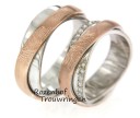 Exclusieve trouwringen uitgevoerd in wit- en roodgoud. De ring bestaat uit twee lagen die over elkaar heen lopen. De ringen zijn 6 mm breed. De damesring is bezet met twee velden vol schitterende diamanten met per veld 7 briljant geslepen diamanten van 0,07 ct. Ook is het mogelijk op 4 velden met diamanten te bezetten of 1 veld. De ringen zijn gepersonaliseerd door middel van een vingerafdruk van u geliefde. Deze ringen zijn ook leverbaar in wit- en geelgoud. de ringen zijn verkrijgbaar in 9, 14 en 18 karaat goud. 4607-4608-7