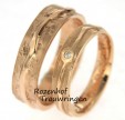 Deze vlammende trouwringen zijn uitgevoerd in roodgoud en laten ons hartje sneller kloppen. Want wat vinden wij deze ringen toch mooi, een mooie breedte van 4.2 en 5 mm en een schitterende diamant. Vinden jullie deze trouwringen ook al zo verbluffend mooi? Kom dan een keertje op een vrijblijvende afspraak en wie weet kunnen wij jullie blij maken met jullie droomring, we maken namelijk zelf trouwringen!