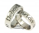 Naamringen van witgoud met daarin, in een fraai lettertype, de naam van uw geliefde en maatje voor het leven. Als vrouwelijke touch is in de dames trouwring, een briljant geslepen diamant gezet.