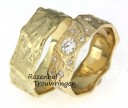 Deze ringen zijn uitgevoerd in geelgoud en hebben een aparte touch, dit setje is namelijk ambachtelijk en maakt zichzelf zeer exclusief door middel van de diamanten die geen vaste grote hebben, zo ziet u in het midden van de ring een reusachtige diamant met daaromheen allemaal kleinere diamantjes.