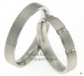 Smalle witgouden, matte trouwringen. De dames trouwring bezit 6 briljant geslepen diamanten van 0,18 ct.