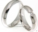 Nog meer glans in uw leven, brengen deze hoogglanzende witgouden trouwringen. De dames trouwring is bezet met een mooie briljant geslepen diamant van 0,08 ct.