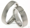 Modern van vormgeving, zijn deze witgouden trouwringen met een matte finish. De dames trouwring is bezet met 3 briljant geslepen diamanten van 0,075 crt.
