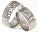 <p>Matte witgouden naamringen met uitgestanste letters.De ringen zijn 7,4 mm breed.</p> 5097-5098