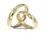 Verliefd op de warme kleur van geelgoud? En opzoek naar een ranke trouwring met één diamant die straalt van elegantie? Dan is dit dé trouwringenset voor jullie!