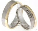 Tweekleurige trouwringen, waarvan de smallere baan gemaakt is van glanzend geelgoud en de bredere baan van witgoud met een matte finish. De trouwringen zijn 6 mm. breed. De dames trouwring is bezet met 5 briljant geslepen diamanten van 0,05 crt.