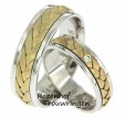 Perfecte ringen voor oneindige liefde, want kijk is naar die bijzondere geelgoudenvlecht in het midden van beide trouwringen. De trouwringen zelf zijn natuurlijk al een teken van verbintenis, maar die vlecht drukt dit nog beter uit! In de damesring van dit bijzondere setje, bevindt zich echter ook nog één diamant die overigens briljant geslepen is.