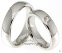 Witgouden, glanzende trouwringen van 5 mm. breed. De dames trouwring bezit een schitterende briljant geslepen diamant van 0,11. Een lust voor het oog!