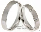 Verfijnd van karakter zijn deze strakke witgouden trouwringen van 4 mm. breed met matte finish. De plaatsing van de 6 briljant geslepen diamanten van 0,15 ct. geeft deze ring haar eigen stijl.