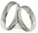 Glanzende, palladium trouwringen. De ringen hebben een breedte van. De dames trouwring is bezet met 3 mooie briljant geslepen diamanten.