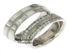 <p>Schitterende trouwringen van glanzend witgoud, met een breedte van 6 mm. De exclusieve dames trouwring is rondom bezet met 42 briljant geslepen diamanten van 0,025 ct.</p> 5507-5508