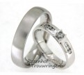 Klassiek ogende. witgouden trouwringen. De combinatie van de herenring van mat witgoud en de smallere witgouden dames ring, bezet met 7 briljant geslepen diamanten, maakt deze ringen speciaal. 5511-3406-1