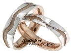 <p>Opvallende, 6 mm brede, bicolor trouwringen. De eigenzinnige roodgouden lijn maakt deze ring bijzonder. Het glanzende witgoud laat de lijn extra opvallen. In de dames trouwring zijn drie briljant geslepen diamanten van 0,025 ct geplaatst.</p> 6275-6276-7