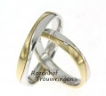 Deze minimalistische trouwringen zijn uitgevoerd in wit- en geelgoud. De trouwringen zijn mooi gepolijst en zijn van smalle breedte! Verder straalt er in de ring voor haar nog één schitterende diamant die dit setje helemaal compleet maakt!