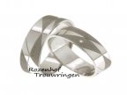 <p>Artistieke trouwringen van witgoud. De trouwring heeft een extravagante vlakverdeling van matte en hoogglanzende vlakken. In de dames trouwring is een briljant geslepen diamant gezet. Aparte trouwringen voor een mooie prijs!</p> 6457-6458