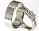 <p>Een paar apart, deze coole, witgouden trouwringen. De herenring heeft een stoere uitstraling door de breedte van de ring. De dames trouwring is sjiek en romantisch door het gebruik van de 9 briljant geslepen diamanten waarvan de middelste als een vorstin op haar troon lijkt te zitten.</p> 6469-6470