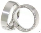 <p>Prachtige witgouden trouwringen met matte finish. De ringen zijn 6 mm breed. In de dames trouwring is aan de zijkant van de ring een schitterende rand van briljant geslepen diamanten gezet.</p> 6481-6482-5