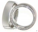 <p>Prachtige, ietwat bolle, witgouden trouwringen met matte finish. De ringen zijn 6 mm breed. In de dames trouwring is aan de zijkant van de ring, een schitterende rand van briljant geslepen diamanten van 0,735 ct geplaatst.</p> 6483-6484-5