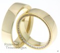 <p>Prachtige, glanzende geelgouden trouwringen. De ringen zijn 6 mm breed. In de dames trouwring is aan de zijkant van de ring, een schitterende rand van briljant geslepen diamanten geplaatst.</p> 6485-6486-5