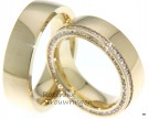 <p>Prestigieuze geelgouden trouwringen. De ringen zijn 6 mm breed. In de dames trouwring is aan de buitenkant,zowel op de ring als aan de zijkant van de ring, een schitterende rand van briljant geslepen diamanten geplaatst.</p> 6487-6488-5