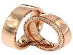<p>Prestigieuze roodgouden trouwringen. De ringen zijn 6,5 mm breed. In de dames trouwring is aan de buitenkant,zowel op de ring als aan de zijkant van de ring, een schitterende rand van briljant geslepen diamanten geplaatst. deze ringen zijn leverbaar in 9, 14 en 18 karaat goud.</p> 6487-6488-8