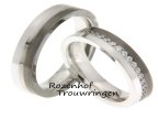 Genuanceerde trouwringen van witgoud en ruthenium. Het prachtige nuanceverschil van licht naar donker maakt deze 5 mm brede trouwringen zeer bijzonder.
De ringen zijn vervaardigd uit witgoud en ruthenium.
In de dames trouwring is een schitterende baan van briljant geslepen diamanten geplaatst, welke altijd zal schitteren, zowel bij dag als bij nacht. 6493-6494-10